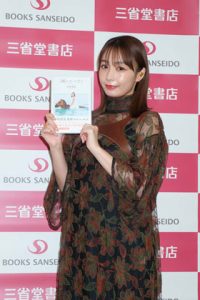 宇垣美里 10月30日 日 2ndフォトエッセイ 風をたべる2 集英社 発売記念イベントに出席 オスカープロモーション